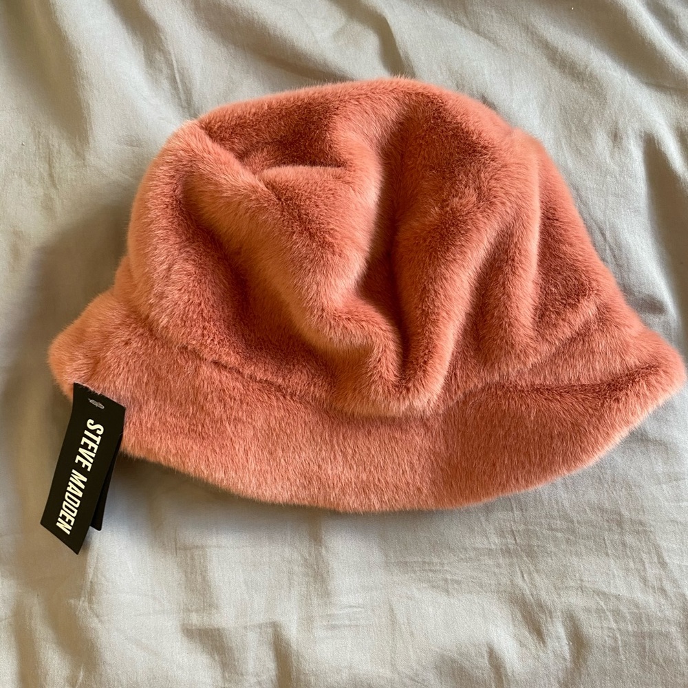 NWT Faux Fur Steve Madden Peach Bucket Hat